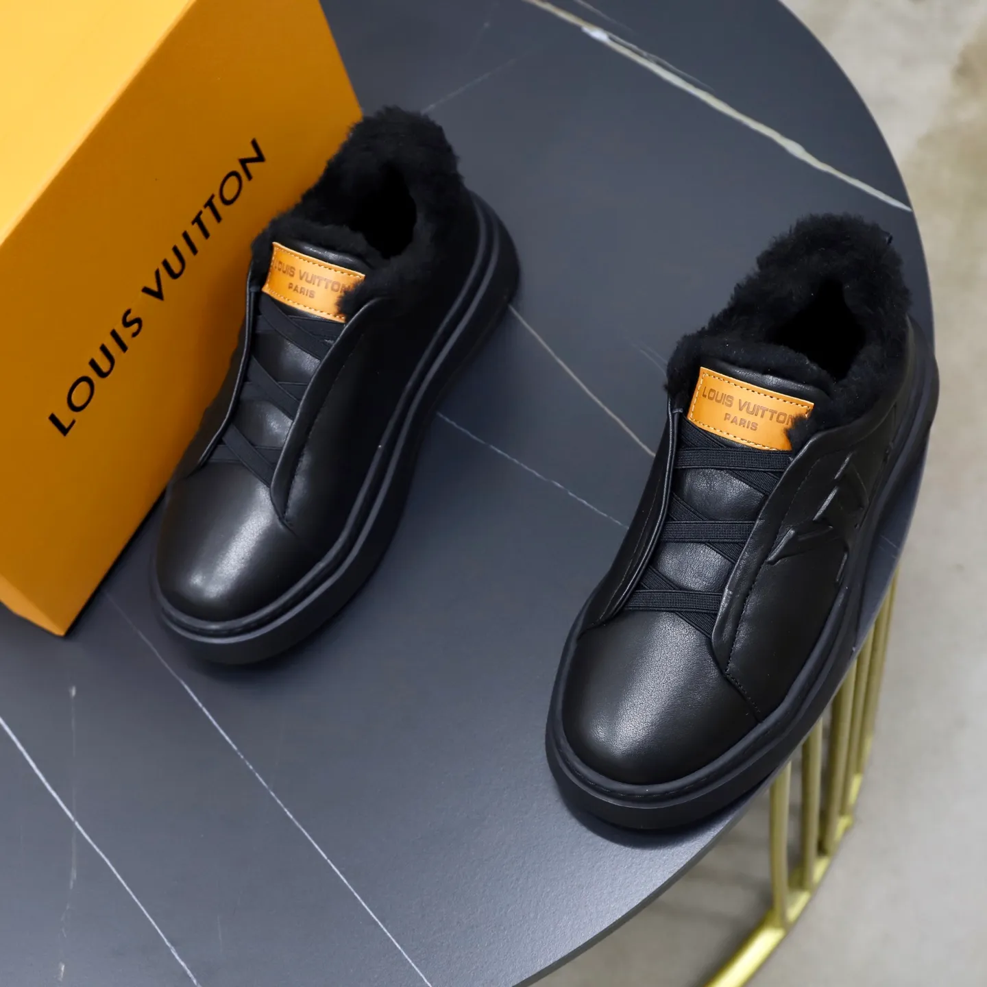 Ex-factory price: 500💰🙅‍♂️🙅‍♂️🙅‍♂️ Brand: LV Louis Vuitton Standard code: 38-44 (45 customized) Grade: Same as the official website Material: Original cowhide fabric Comfortable and warm wool lining Increased lightness, wear-resistant and soft outsole Style category: Men's fashionable casual shoes Running sneakers Distinguished luxury brand elements Top luxury Color: actual picture color